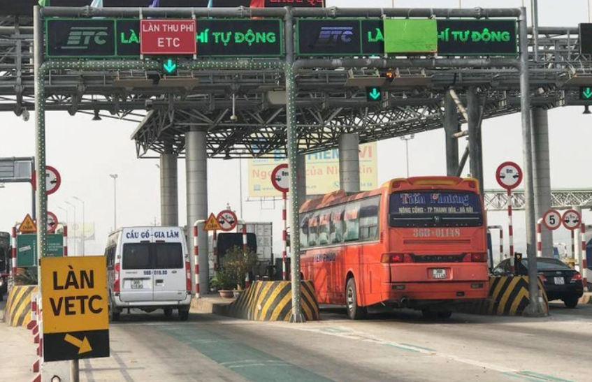 Gây ùn tắc, khó khăn khi dán thẻ ETC: Bộ GTVT yêu cầu xử lý nghiêm