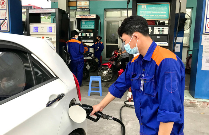 Chính phủ đồng ý giảm 10% thuế nhập khẩu xăng