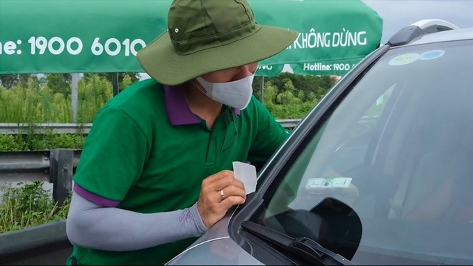Bộ GTVT chỉ đạo "nóng" việc dán chồng thẻ thu phí không dừng ETC