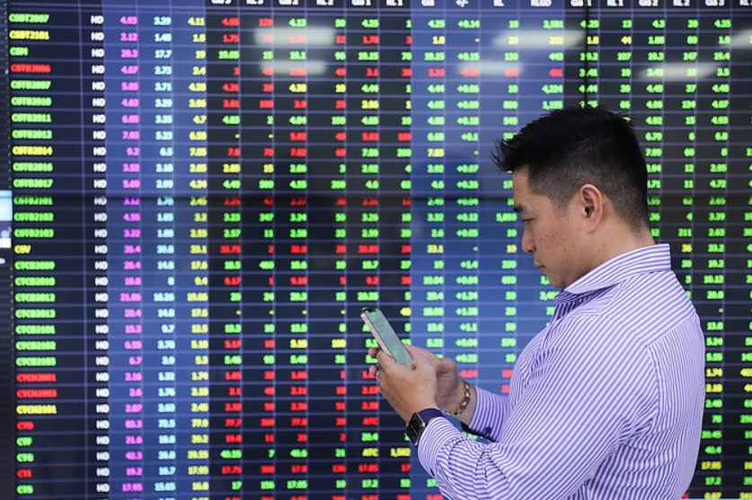 Áp lực bán dâng cao, VN-Index vẫn tăng nhẹ