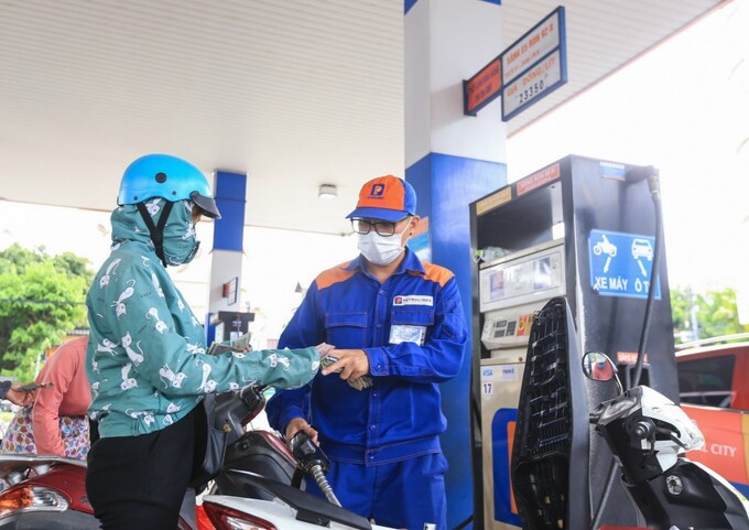 Giá xăng, dầu đồng loạt tăng đến hơn 800 đồng/lít