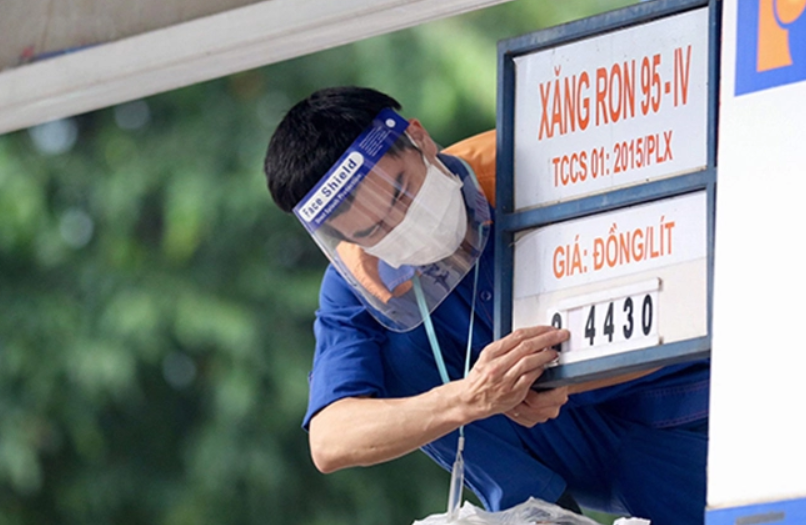 Giá xăng tăng lần thứ 2 trong năm, vượt 22.000 đồng/lít